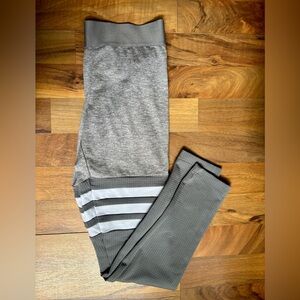 Bombshell Sportswear thigh stripe Leggings EUC